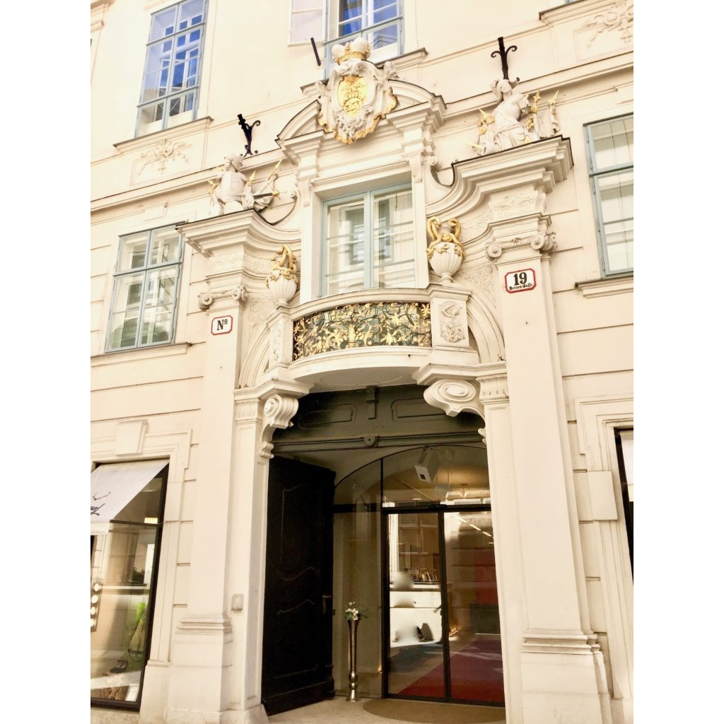 https://secretvienna.org/wp-content/uploads/2022/02/Batthya%CC%81nypalais-wien-1024x1024.jpeg