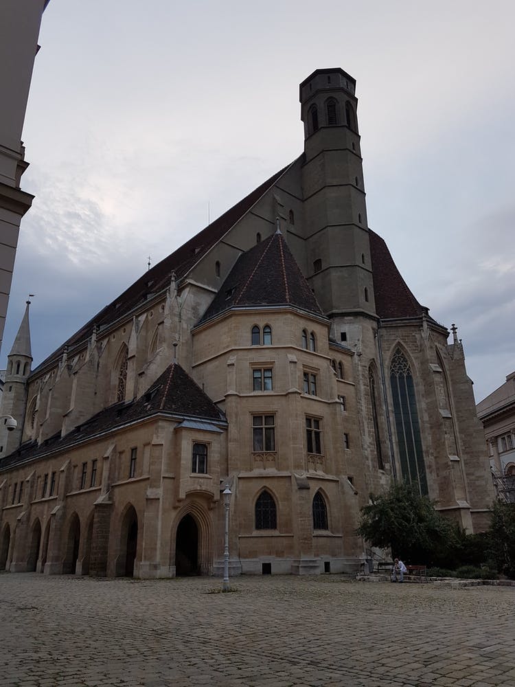 Read more about the article The Mismatched Harmony of the Minoritenkirche