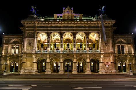 Read more about the article The History of Vienna’s Opernball
