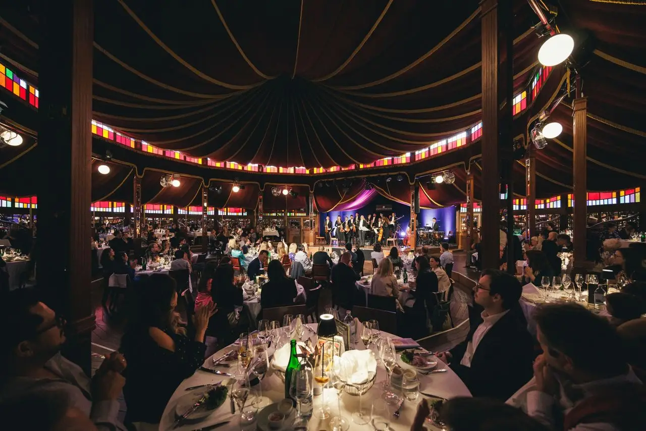 Read more about the article המופע המוזיקלי של שטראוס עם ארוחת ערב בפראטר – שווה את הכסף?