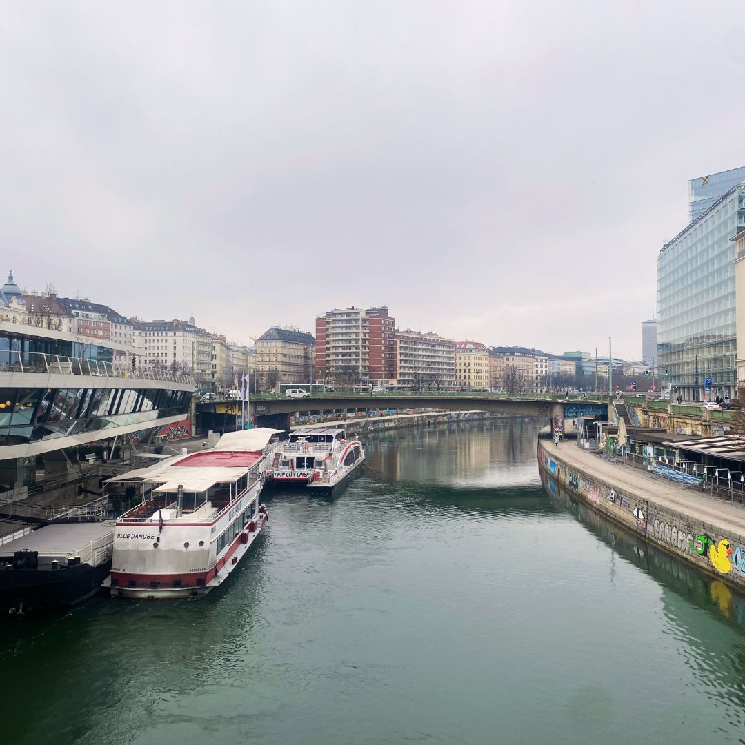 Read more about the article Wiens Wasser – Geschichten vom Wassertrinken, Wasserlassen und dem Wiener Dreck