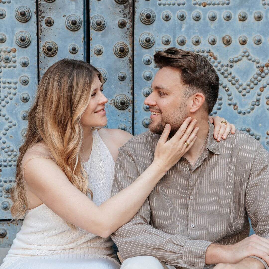 A couple posing for a relaxed portrait in Vienna