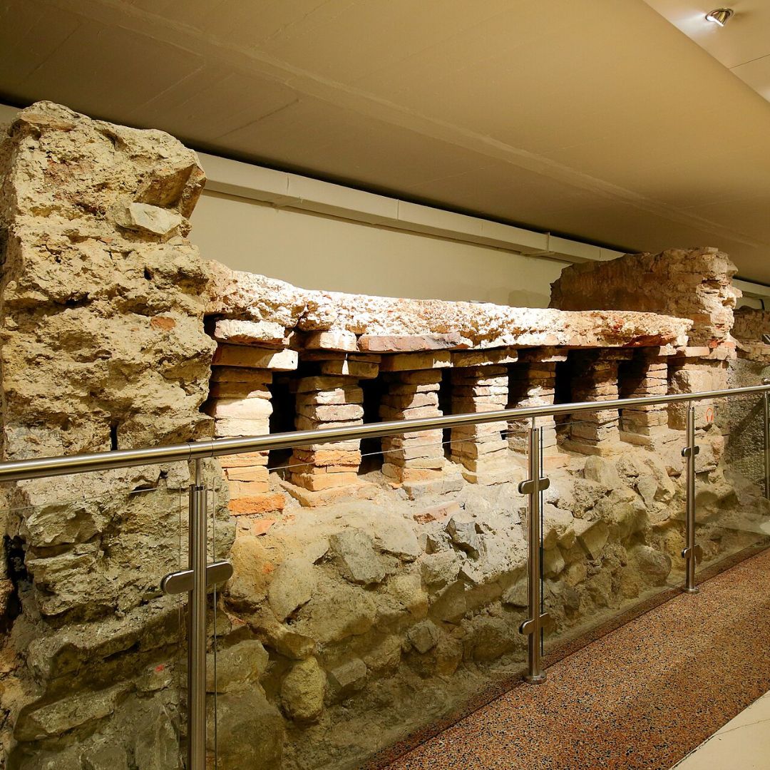 שרידי מערכת החימום של בית קצין בווינדובונה, במוזיאון הרומי בהוהר מרקט. צילום C.stadlerbwag, Wikimedia Commons. רישיון Cc By Sa 4.0 &mdash; Httpscreativecommons.orglicensesby Sa4.0